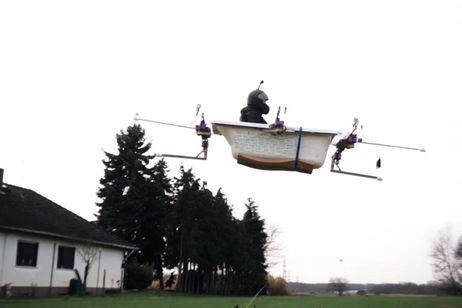 Un hombre viaja en una bañera voladora que funciona con drones Un hombre viaja en una bañera voladora que funciona con drones
