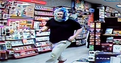 Un hombre roba en una tienda de videojuegos con una bolsa en la cabeza