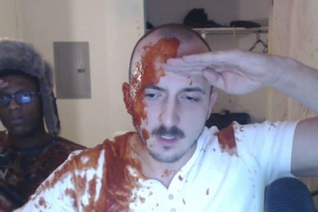 Un streamer la ha liado tanto en Twitch que no puede salir en los vídeos de sus compañeros de piso