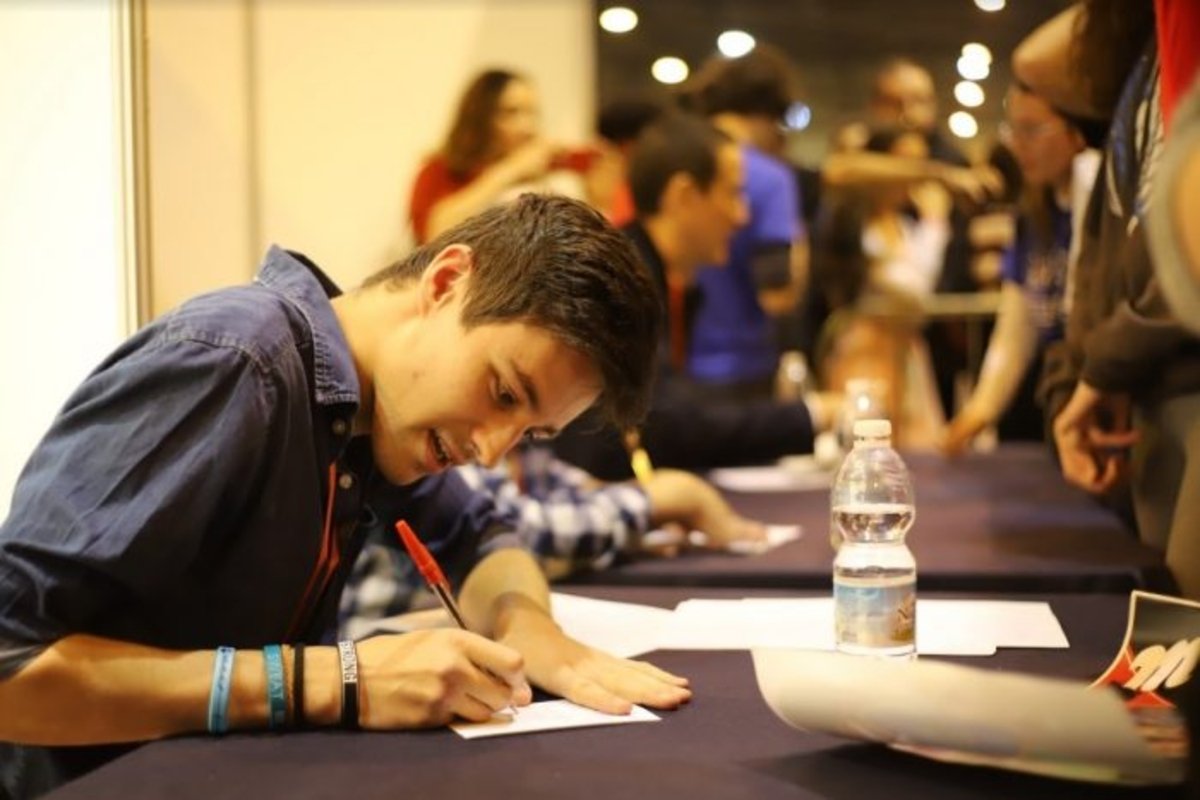 Mario García firmando autógrafos en Mangafest.