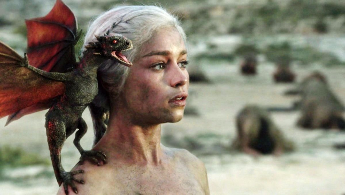Daenerys y uno de sus tres hijos dragón