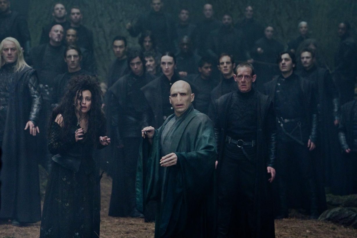 Voldemort aparece con sus mortífagos en Harry Potter