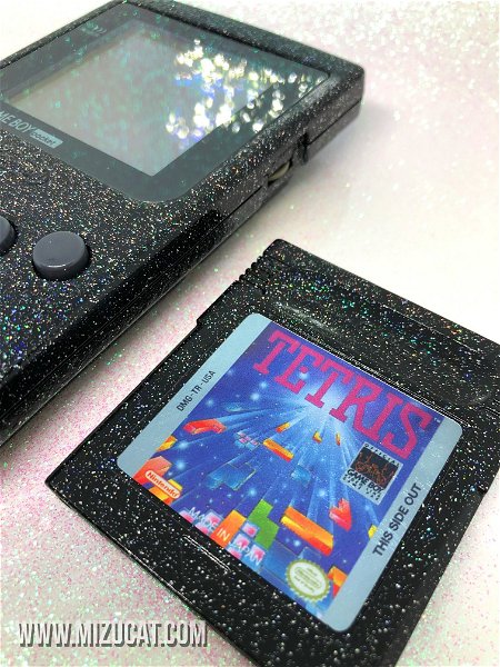 Game Boy negra brillante pintada por Mizucat