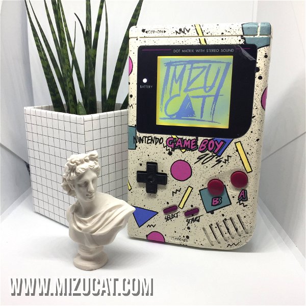 Game Boy con diseño ochentero por Mizucat