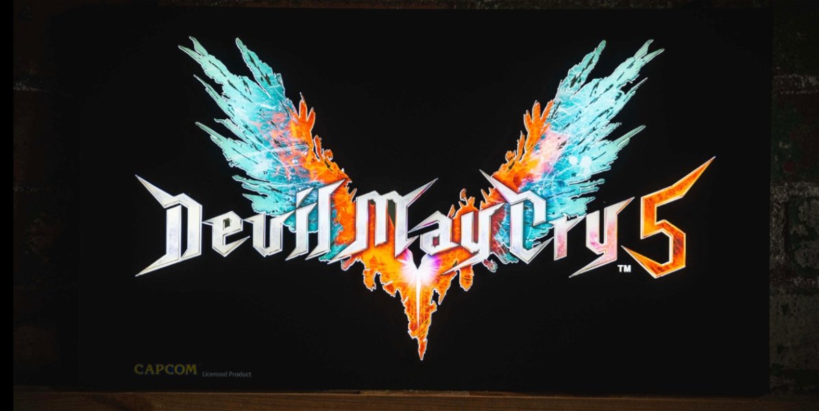 El letrero de neón con el logo de Devil May Cry 5 puede ser tuyo por 1150 euros