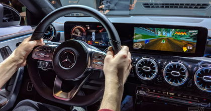 Jugar a esta versión de Mario Kart utilizando un Mercedes real es tan extraño como genial Jugar a esta versión de Mario Kart utilizando un Mercedes real es tan extraño como genial