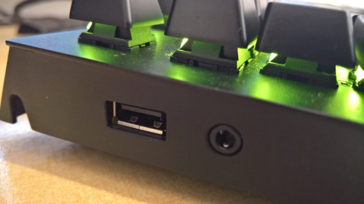 El teclado Razer Blackwidow 7 tiene un puerto USB y un conector para auriculares