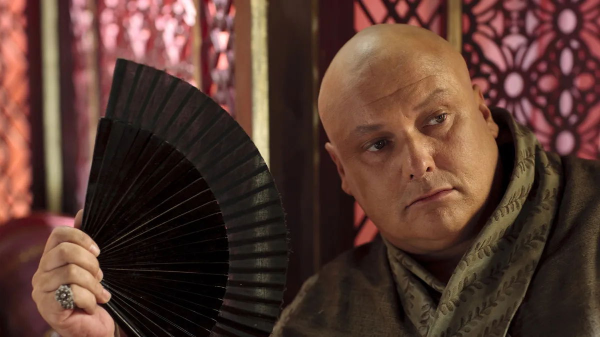 Varys con un abanico