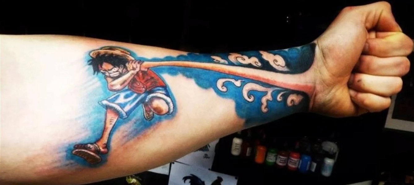 Tatuaje de Luffy en un brazo con efecto en el puño