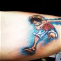 Tatuaje de Luffy en un brazo con efecto en el puño