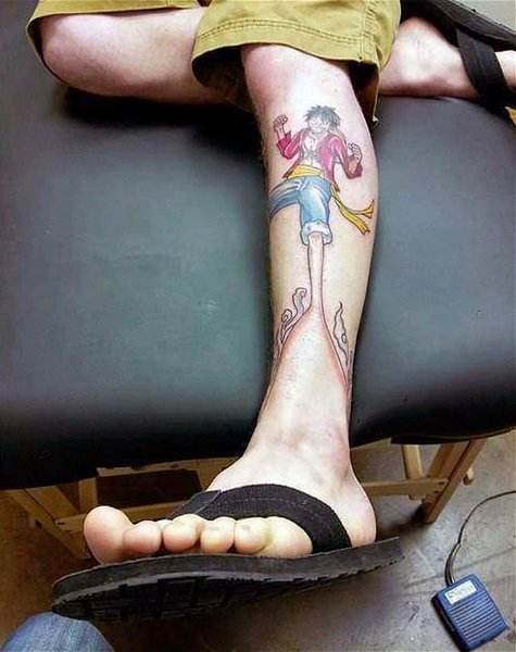 Tatuaje de Luffy en una pierna