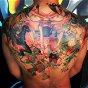 Tatuaje de One Piece en la espalda como si fuera un póster