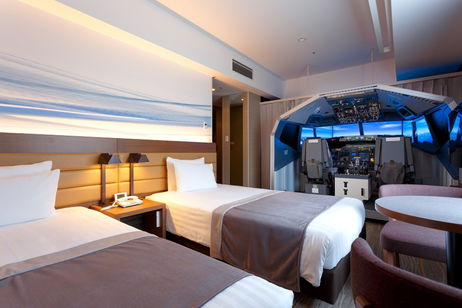Instalan un descomunal simulador de vuelo en un hotel de Japón Instalan un descomunal simulador de vuelo en un hotel de Japón