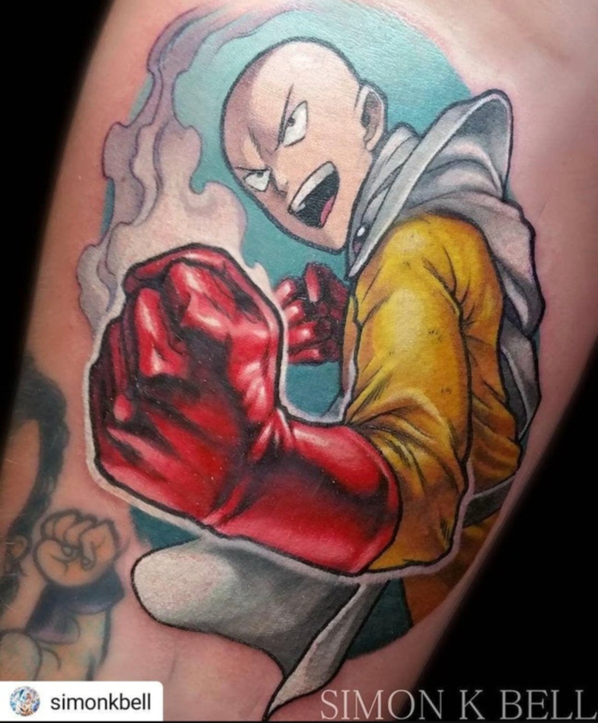 Tatuaje de Saitama y su puño en One Punch Man