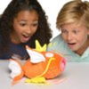 Peluche Pokémon de Magikarp en movimiento