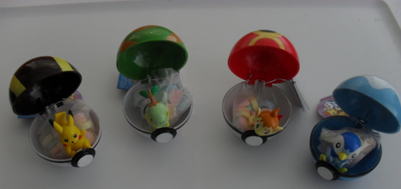 Unas Pokéballs con Pokémon y caramelos