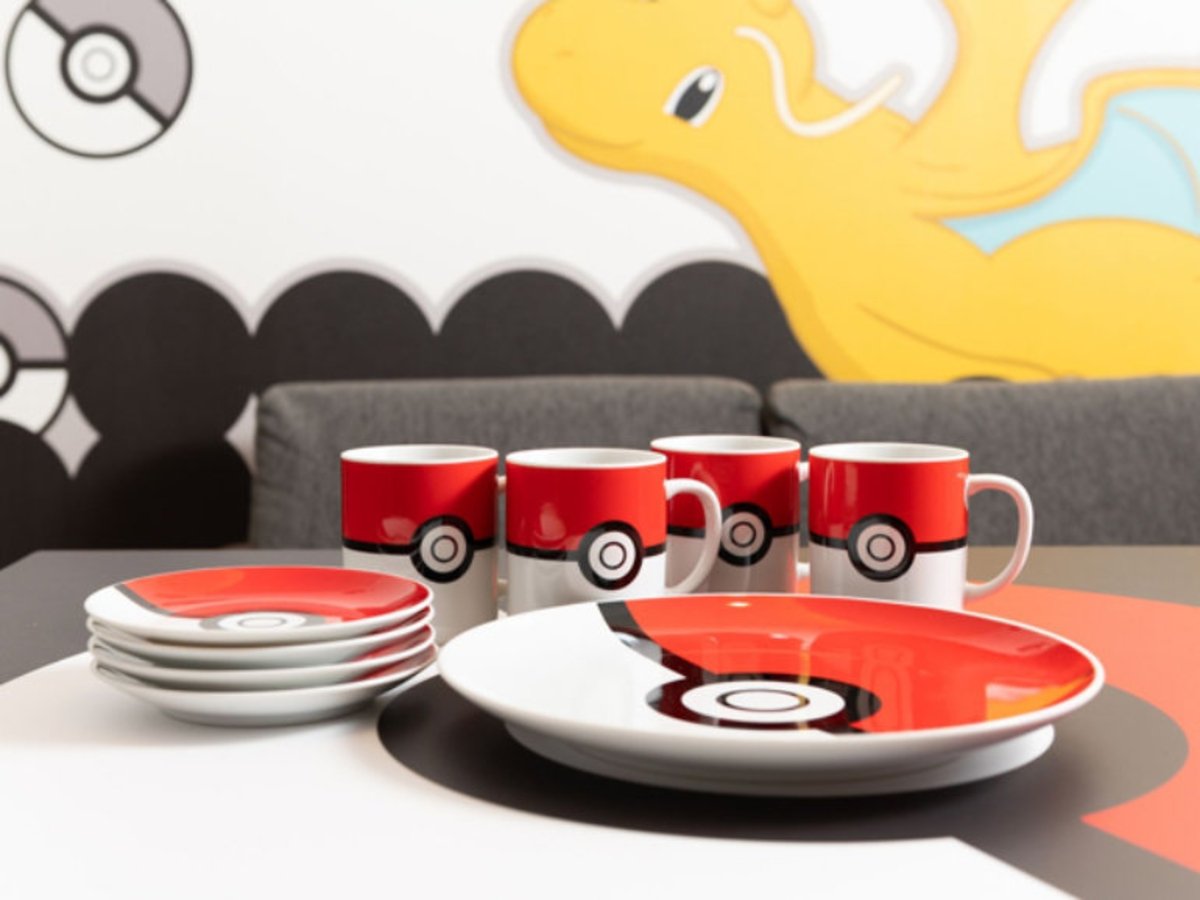 Tazas y platos con diseño de Poké Ball
