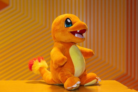 Cuando no puedes decidirte sobre qué te gusta más, si los peluches Pokémon o Charmander Cuando no puedes decidirte sobre qué te gusta más, si los peluches Pokémon o Charmander