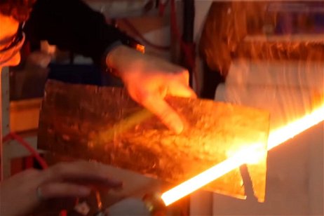 Fans de Star Wars hacen un duelo con sables láseres reales
