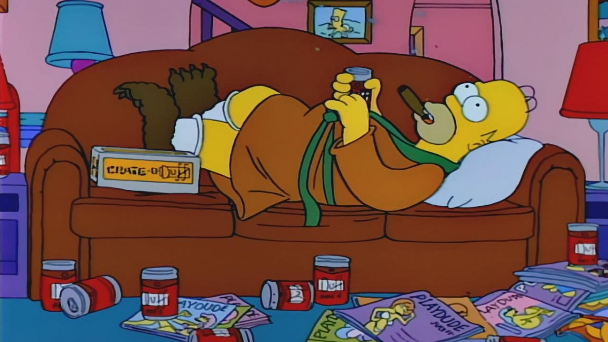 Homer bebiendo y fumando en el sofá