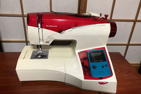 Hubo una época en la que podías controlar tu máquina de coser japonesa con una Game Boy Hubo una época en la que podías controlar tu máquina de coser japonesa con una Game Boy