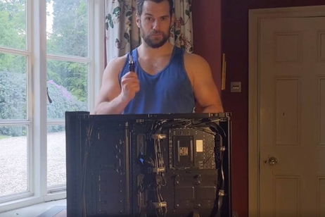 Lo mejor que verás hoy es a Henry Cavill montando un PC Lo mejor que verás hoy es a Henry Cavill montando un PC