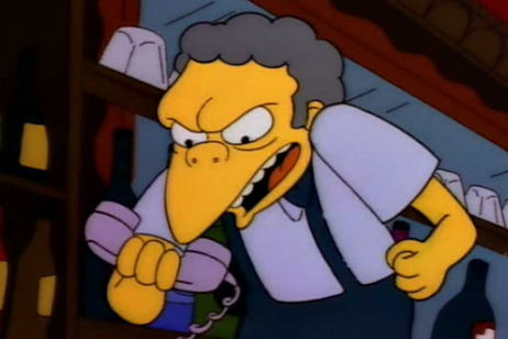 Esta teoría de Los Simpson afirma que Moe sabe que quien le gasta bromas telefónicas siempre es Bart Esta teoría de Los Simpson afirma que Moe sabe que quien le gasta bromas telefónicas siempre es Bart