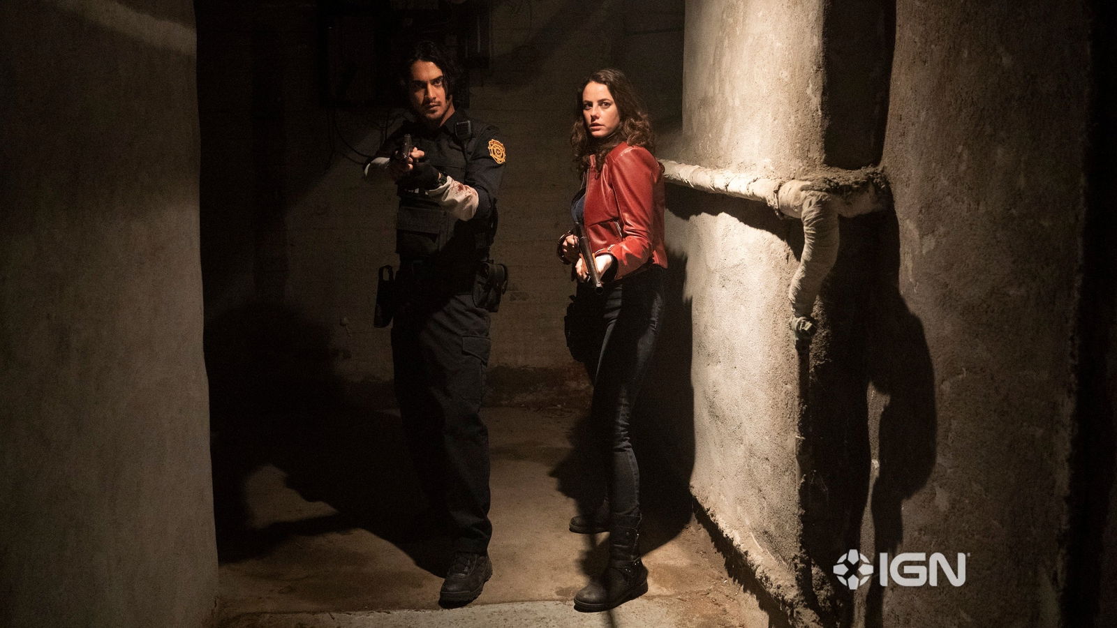 Leon S. Kennedy (Avan Jogia) y Claire Redfield (Kaya Scodelario)