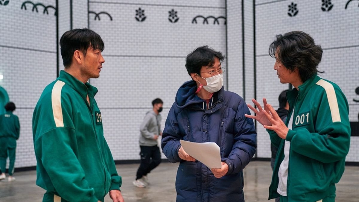 Hwang Dong-hyuk dando instrucciones en el set de rodaje