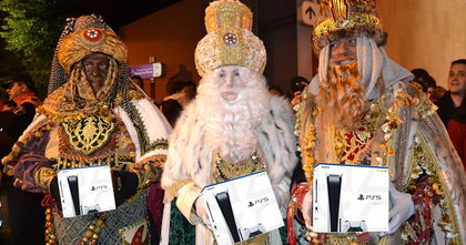 Los Reyes Magos tiran una caja de PS5 vacía en Sevilla y el resultado se ha hecho viral Los Reyes Magos tiran una caja de PS5 vacía en Sevilla y el resultado se ha hecho viral