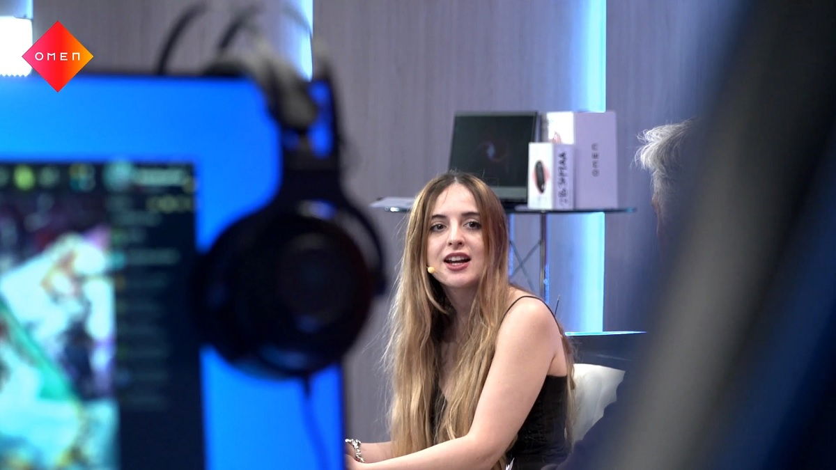 Mayichi durante la mesa redonda de OMEN y U-tad