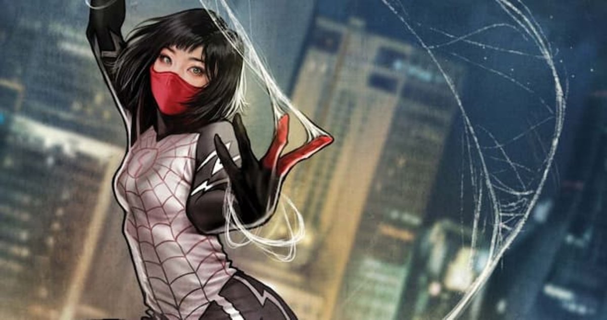 Silk es una heroína que fue picada por la misma araña que Peter Parker y comparten poderes, así como una conexión