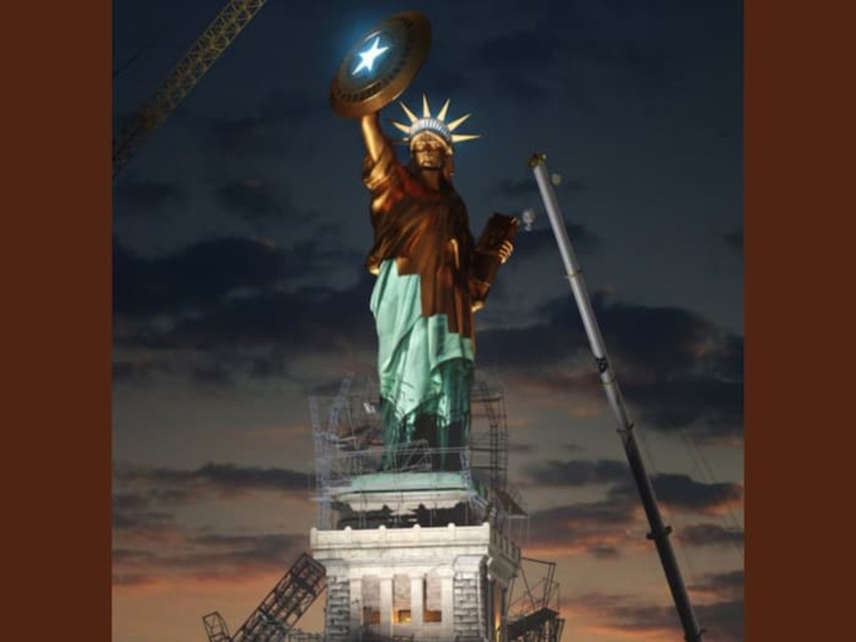 Estatua de la Libertad pintada de color cobre y con un escudo, en homenaje a Iron Man y al Capitán América