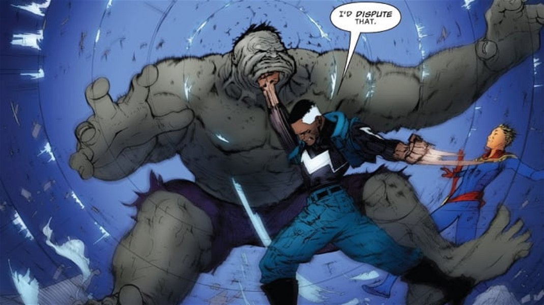 Blue Marvel aplicándole un gancho derecho a Hulk justo en el mentón