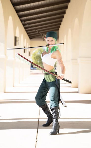 Este impresionante cosplay femenino de Zoro de One Piece te dejará sin palabras