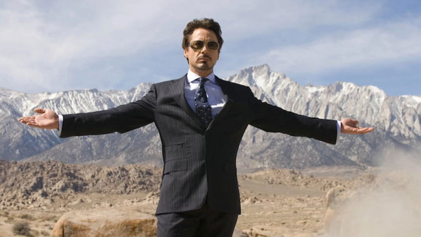 El actor confiesa que, cuando estaban grabando la escena de las pruebas de misiles, se puso sus gafas de sol para ocultar el hecho de que estaba leyendo las líneas de diálogo de su personaje