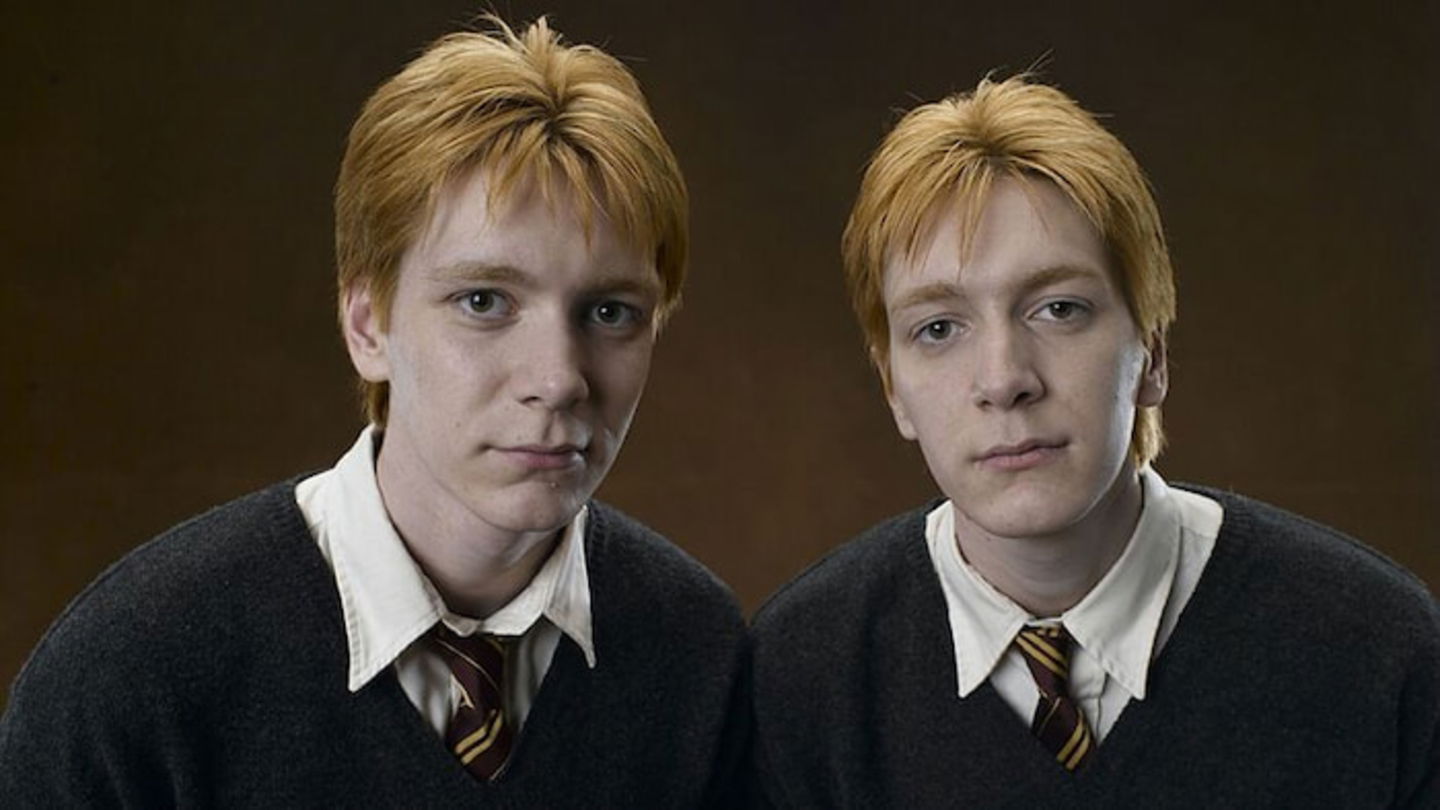 Fred y George son dos de los personajes más queridos de la franquicia de Harry Potter, pero los actores que los interpretaron ya no tienen la edad para volver a adaptarlos
