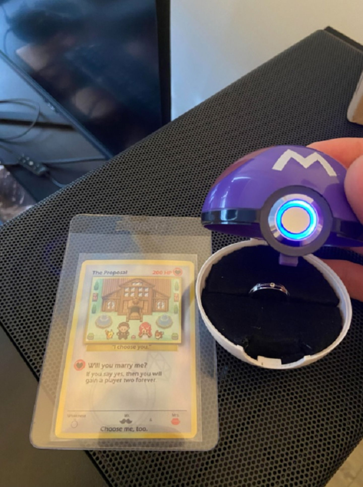 Un fan de Pokémon pide a su novia que se case con él con una Master Ball y una carta especial