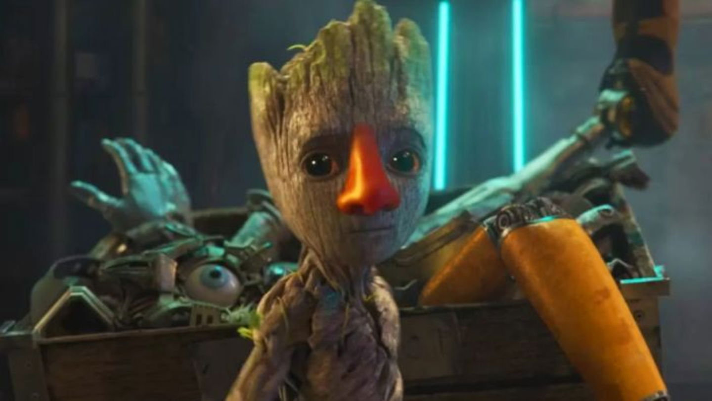 Groot encontrando una nariz en una caja llena de prótesis, en el segundo episodio de la temporada 2 de su serie Yo Soy Groot