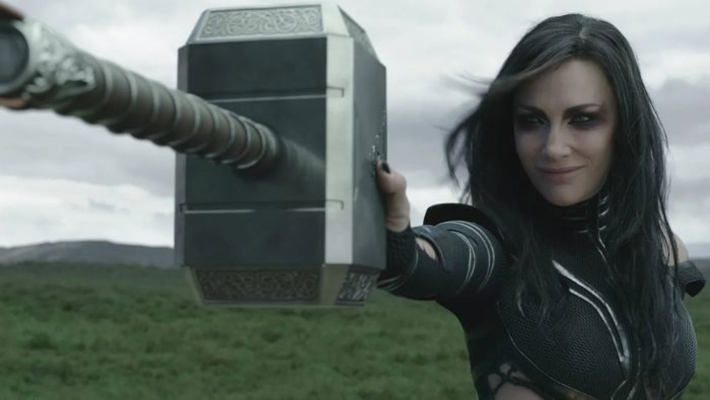 Hela atrapando el Mjolnir para posteriormente destruirlo (Thor: Ragnarok, 2017)