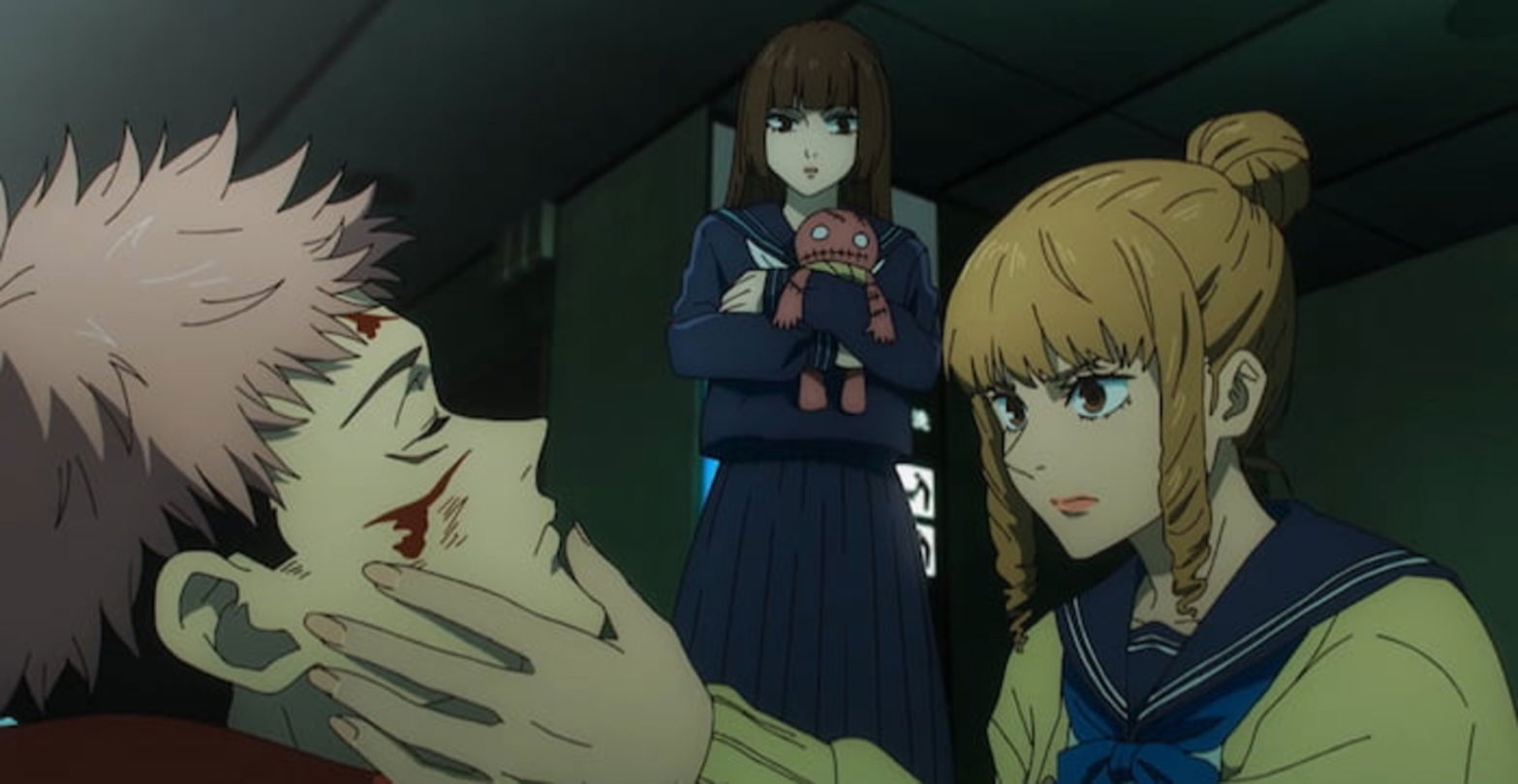 Mimiko y Nanako le dan de comer un dedo de Sukuna a Yuji para que la maldición tome el control de su cuerpo
