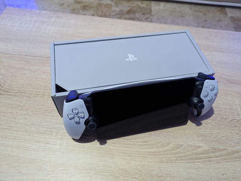 Unboxing de PlayStation Portal, el dispositivo portátil de PS5 para el  juego en remoto