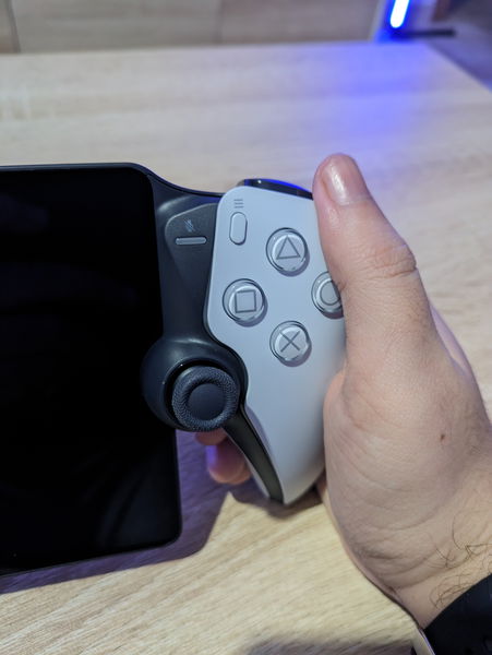 Unboxing de PlayStation Portal, el dispositivo portátil de PS5 para el  juego en remoto