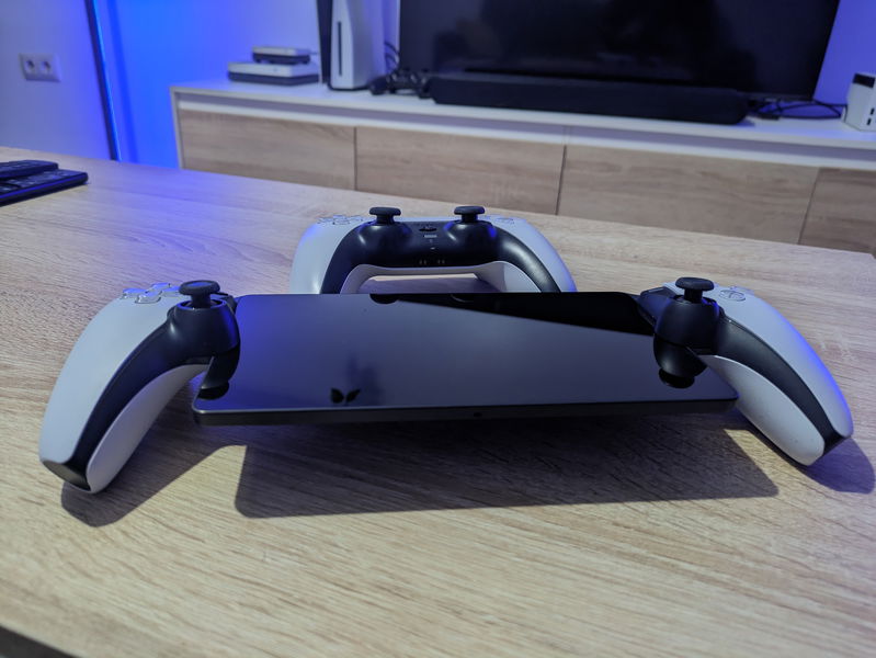 Unboxing de PlayStation Portal, el dispositivo portátil de PS5 para el  juego en remoto