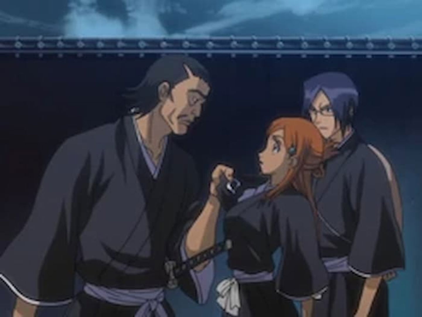 Makizo Aramki se interpone en el camino de Orihime y Uryu