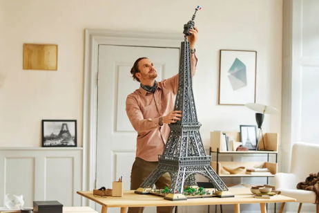 La torre Eiffel en LEGO cuenta con más de 10 mil piezas