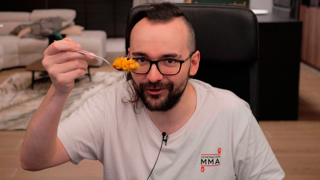 ElXokas prueba la comida de su empresa en directo y esta es su reacción