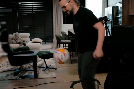 ElXokas demuestra su habilidad con el balón en directo y su chat le avisa: "Vas a romper algo"