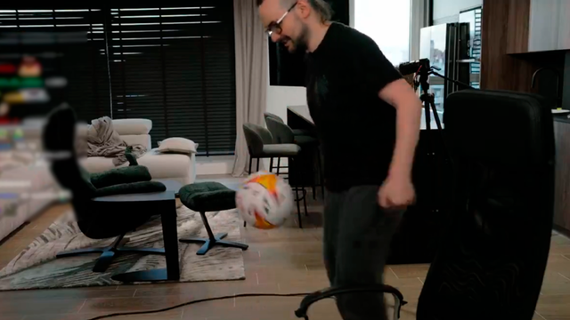 ElXokas demuestra su habilidad con el balón en directo y su chat le avisa: "Vas a romper algo"