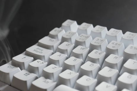 Análisis de Newskill Pyros V2 - Un teclado 60% inalámbrico todoterreno